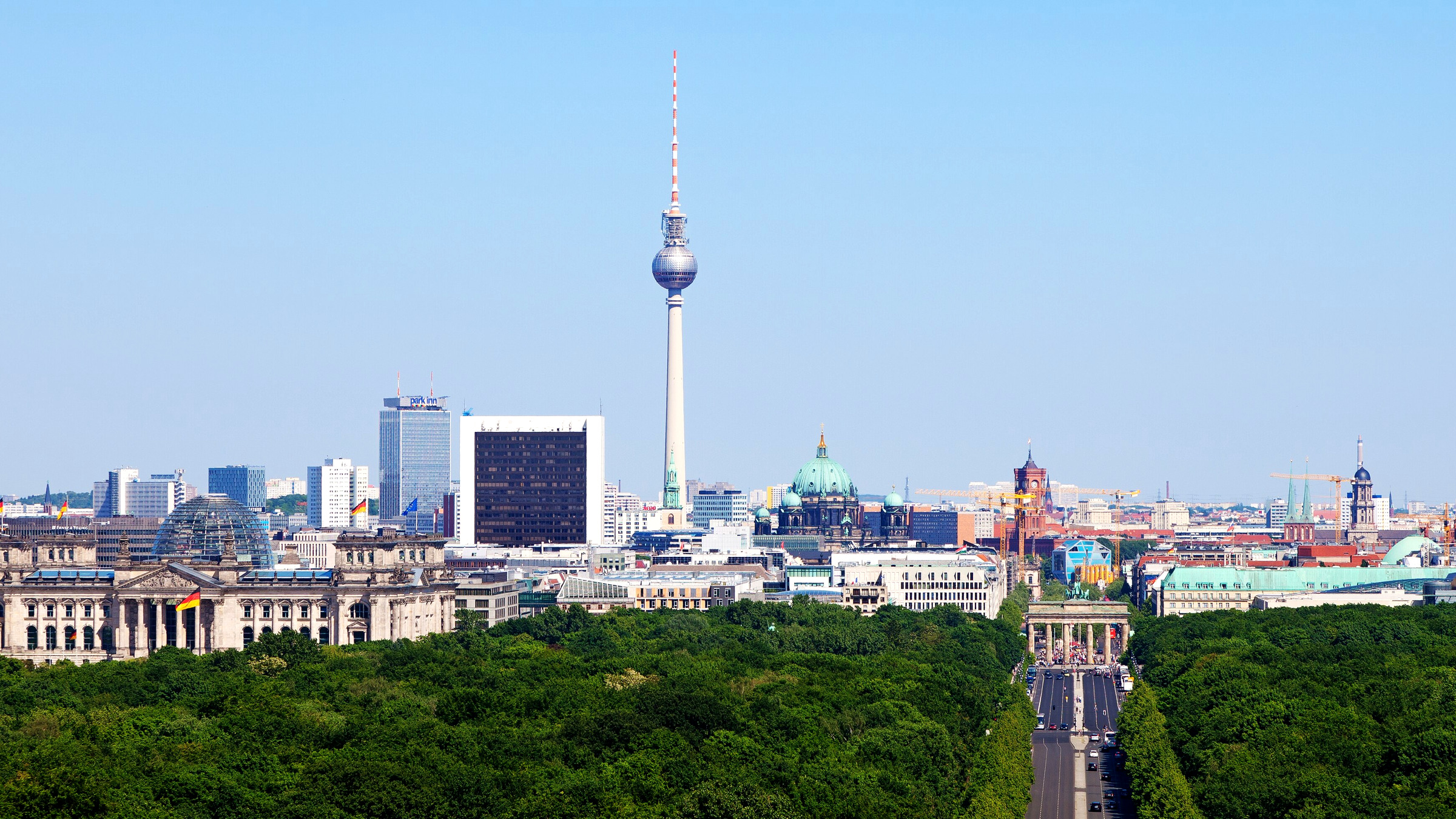 Breite Berliner Wohnviertelansicht mit typischer Stadtarchitektur